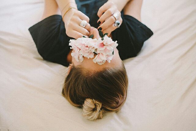 por-onde-for-floresça.jpg Menina com flores