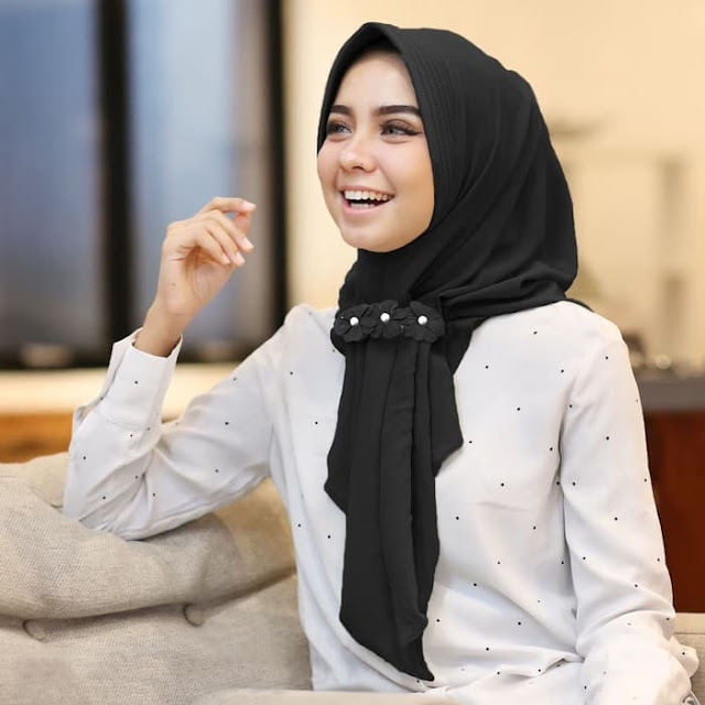 Jilbab INSTAN Modis Cantik Aqilla Hijab GRATIS Bros Cantik Warna Hitam