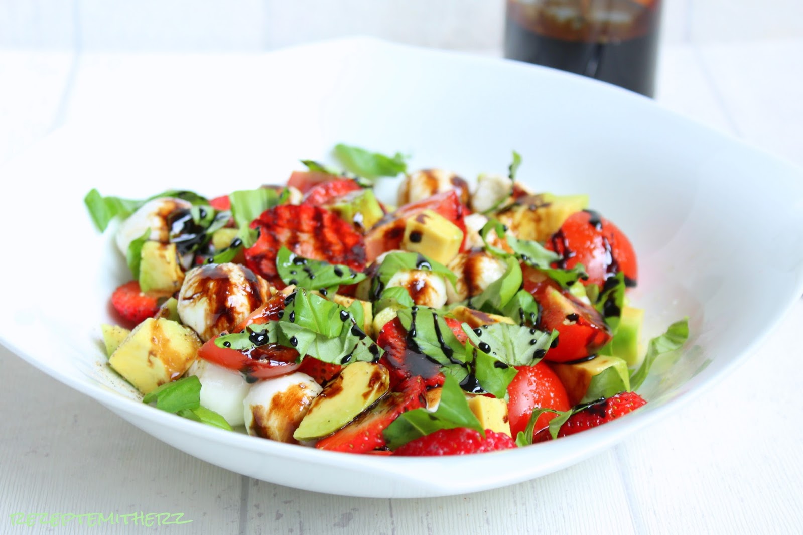 Rezepte mit Herz: Caprese Salat - mit Erdbeeren und Avocado