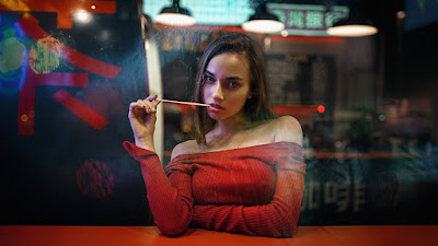 Linda chica vestida de rojo en un restaurante Asiático