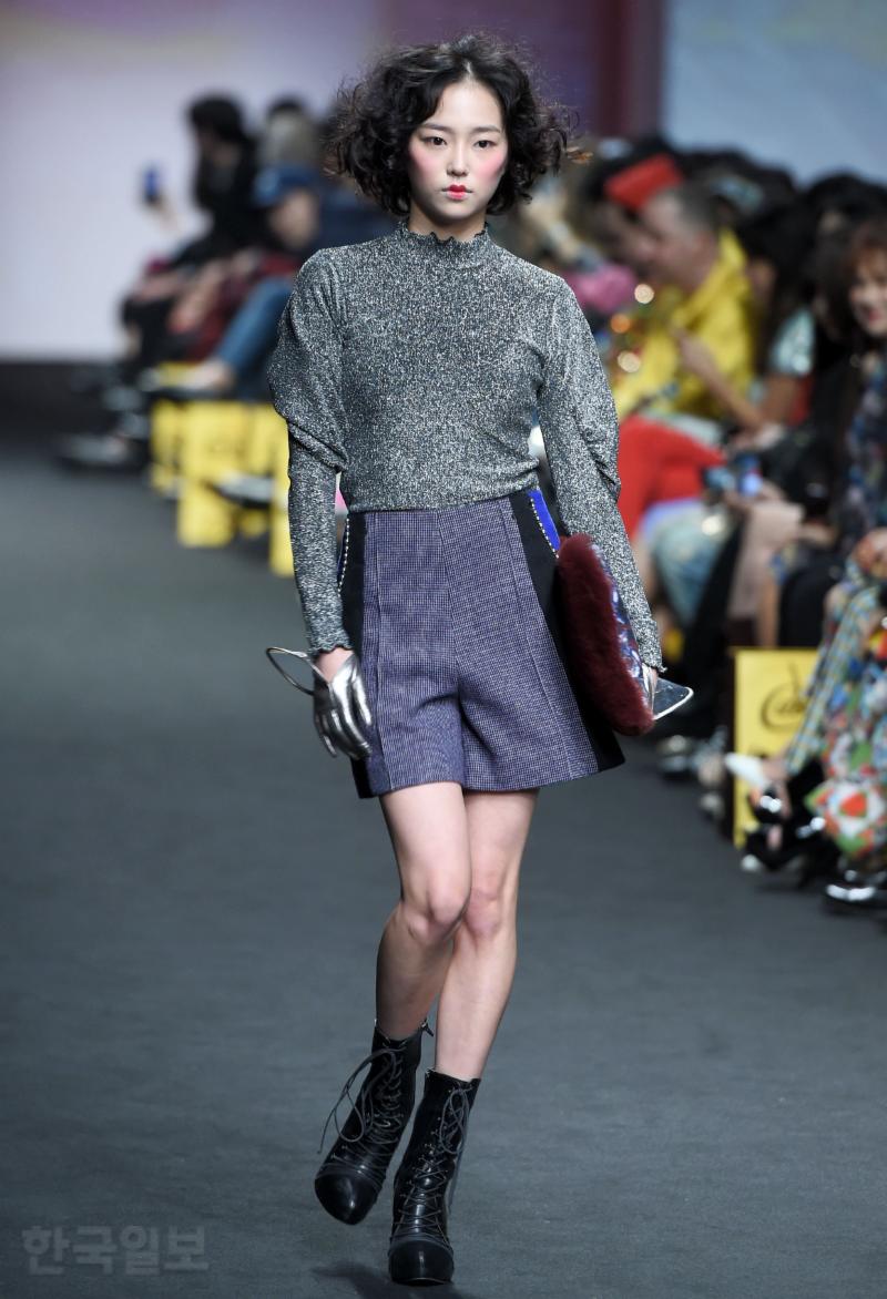 CLC Yeeun Walks The Runway Of Seoul Fashion Week! - KPop News