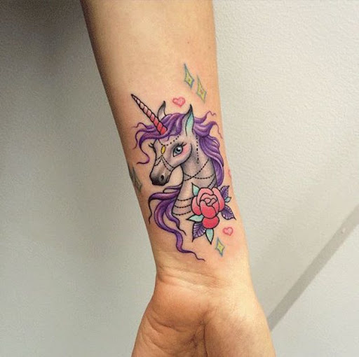 Este unicórnio com um roxo mane