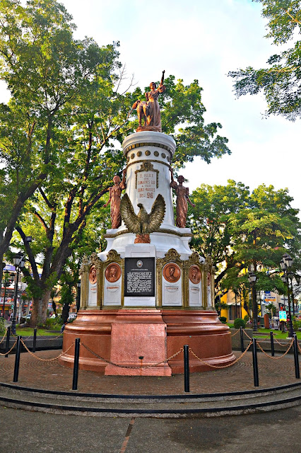 The shrine in the middle of Plaza Quince Martires