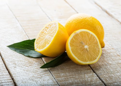 Éliminez les cicatrices d'acné avec le jus de citron naturel Éliminez les cicatrices d'acné avec le jus de citron naturel
