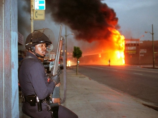 6 -  pequeñas curiosidades  - Página 22 Photos+of+The+1992+Los+Angeles+Riots+(2)