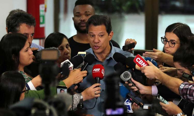 Haddad acusa Bolsonaro de organização criminosa e vai à Polícia Federal