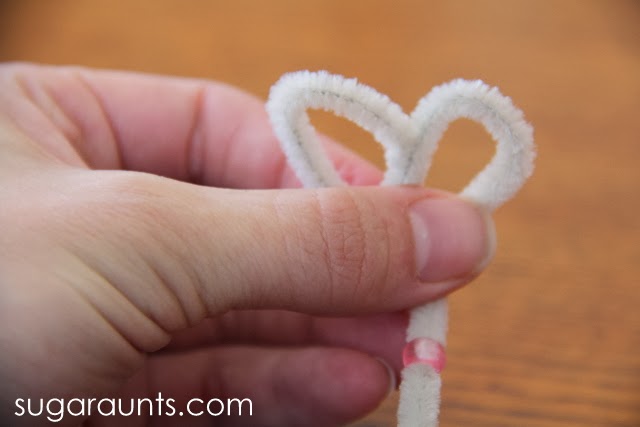 Make an Easter Bunny from a pipe cleaner How to make an Easter Bunny using a pipe cleaner