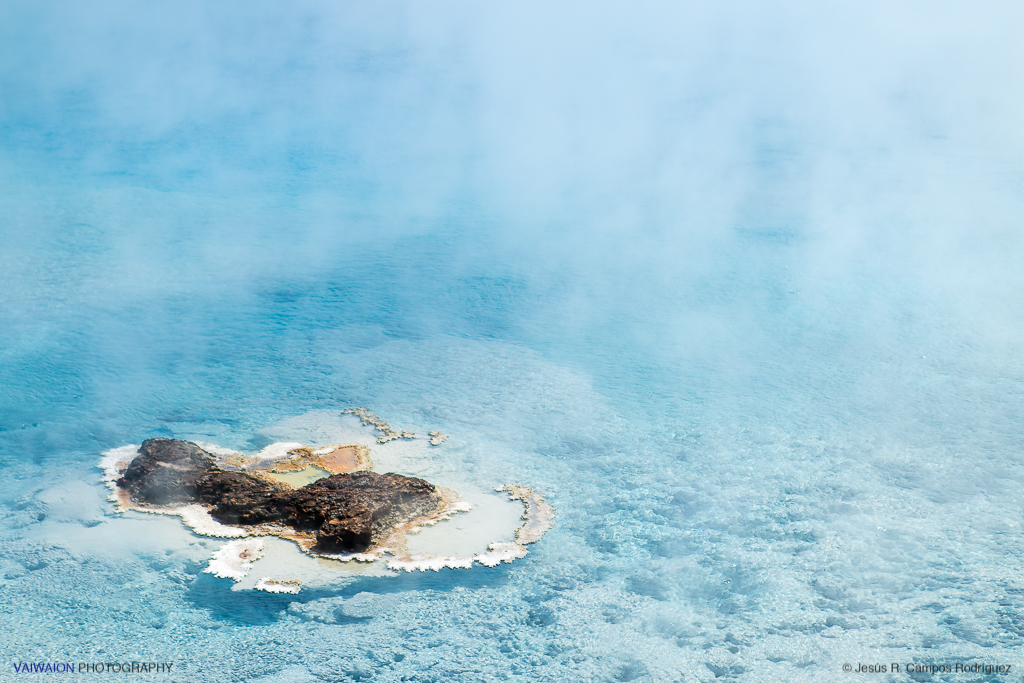 Excelsior Geyser Crater. Laguna con aguas a alta temperatura, emanando siempre vapor Excelsior Geyser Crater. Laguna con aguas a alta temperatura, emanando siempre vapor