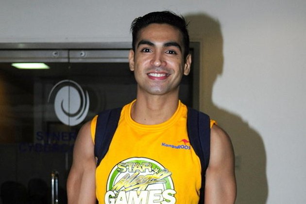 Pinoy Celebrities Who Loves Their Fans Even Without The Cameras On! Pinoy Celebrities Who Loves Their Fans Even Without The Cameras On!