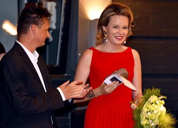 Cold Blood, Queen Mathilde at the KVS theatre in Brussels. Queen wore red dress, style koningin mathilde