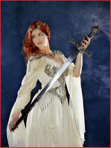 Séance Photos Excalibur médiéval épée femme armure Woman Dress Armour Medieval Sword Photoshooting 