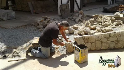 Bizzarri, da Bizzarri Pedras, fazendo a construção das muretas de pedra moledo com as escadas de pedra e o piso de pedra.