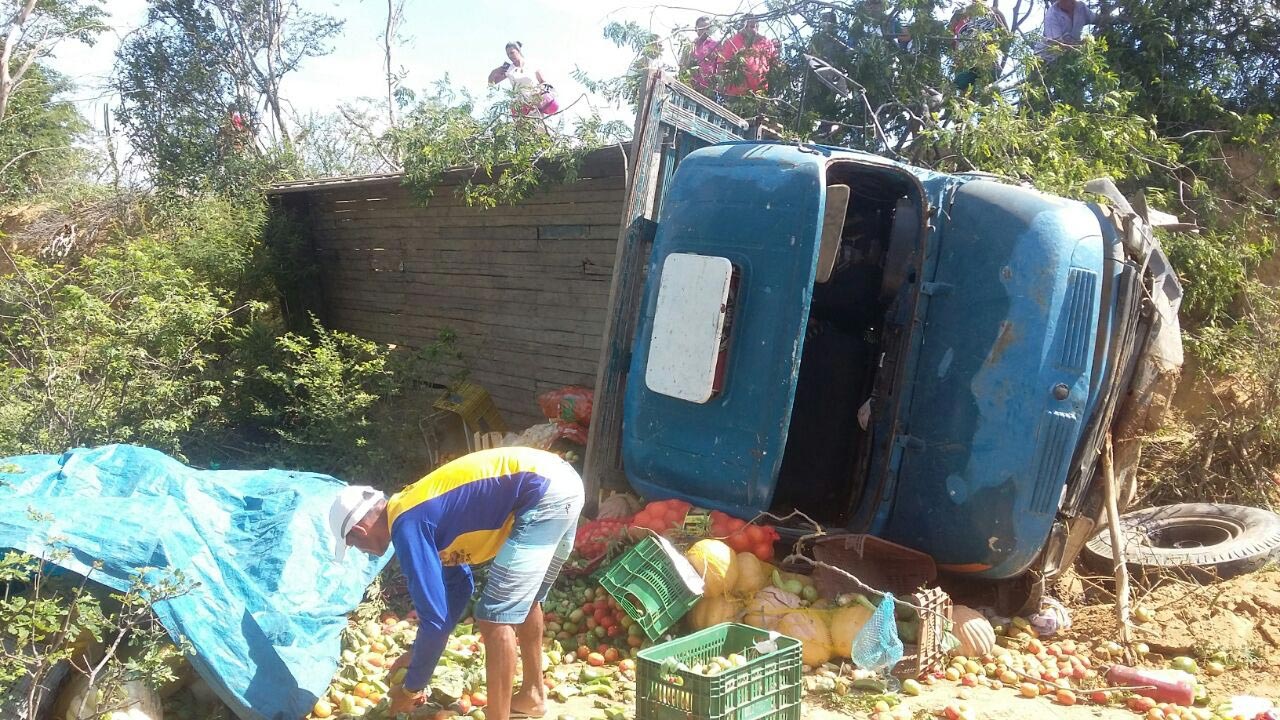 Quixabeira: Caminhão tomba e várias pessoas que estavam na carroceria são arremessadas