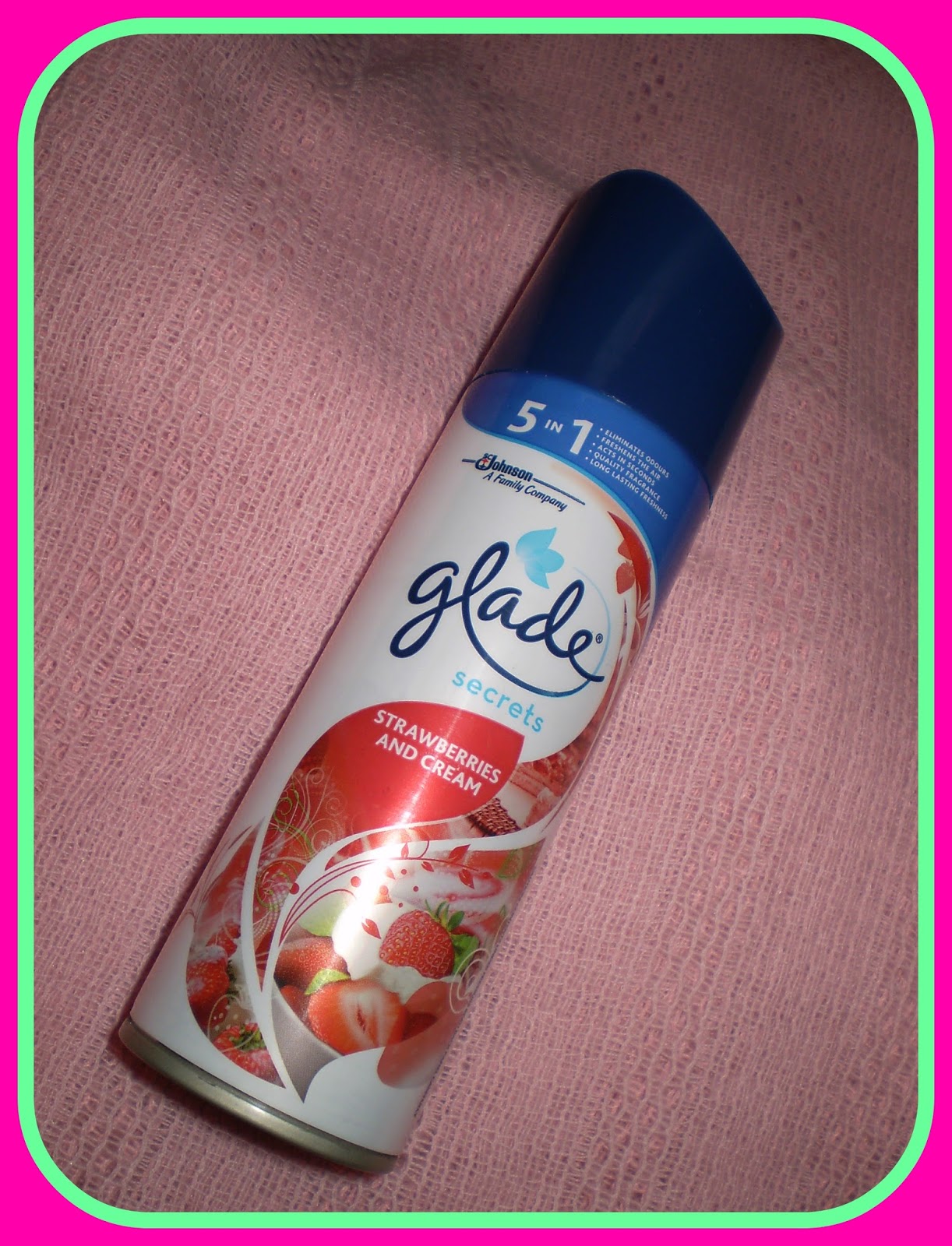 GLADE SECRETS AEROSOL STRAWBERRIES & CREAM Blue Poinsettia