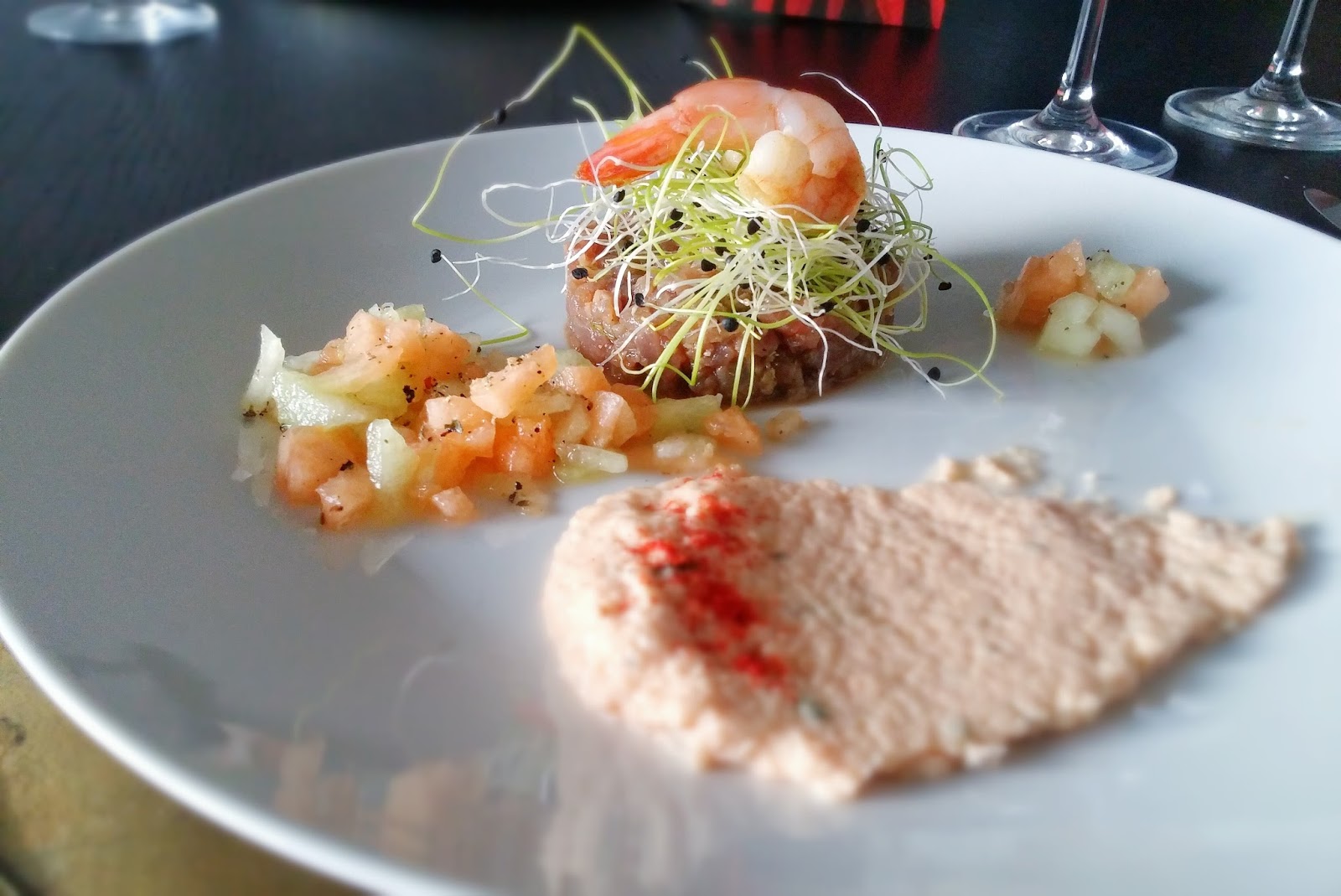 Genüsslichkeit - Tischkultur: Thunfisch-Tartar mit Melonensalsa