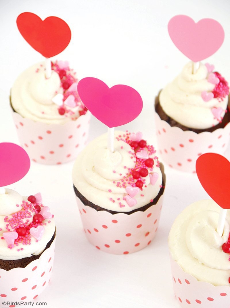Chocolate Cupcake with Mascarpone Frosting - delicious, quick and easy dessert recipe to make for Valentine's Day party or to treat a loved one! | BirdsParty.com