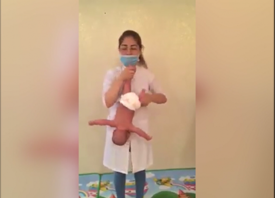 Pha trình diễn 'mát xa' cho em bé gây thót tim nhất quả đất Pha trình diễn 'mát xa' cho em bé gây thót tim nhất quả đất