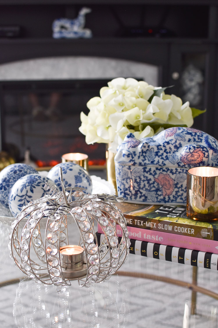 Fall and autumn affordable decor ideas Chinoiserie fall decor ideas for coffee table styling with blue and white. | #falldecor #coffeetable #livingroomdecor #monicawantsit