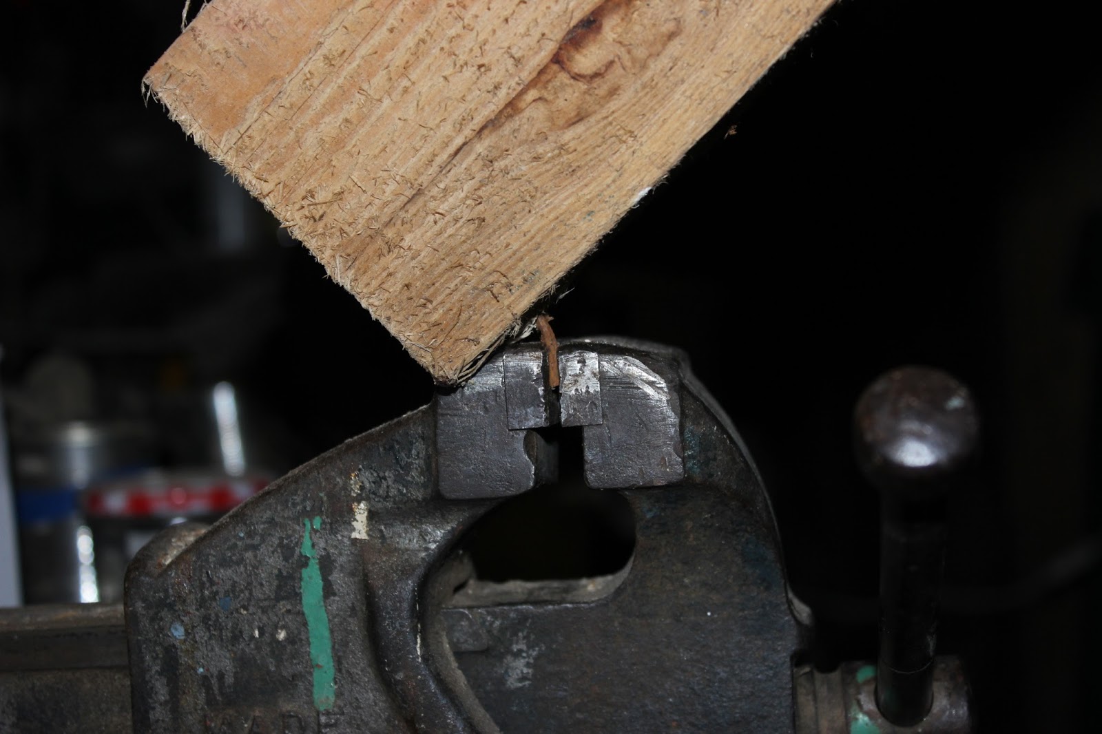 removing nail sequence How to dismantle a pallet for carpentry wood - nail removal