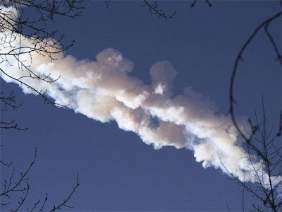 meteorito cayendo en rusia febrero 2013