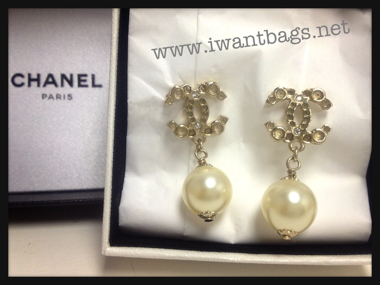 chanel logo pearl earrings