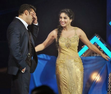 Salman Teaches to Sunny Leone How to Wear a Saree