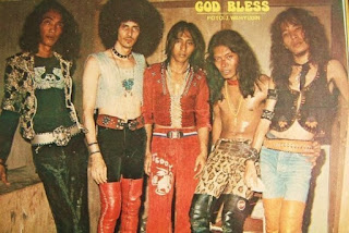 Biogarafi Perjalanan God Bless Biogarafi Perjalanan God Bless Berdirinya God Bless berawal kembalinya Iyek kembali ke Tanah Air setelah beberapa tahun tinggal di Belanda, ia pun berangan-angan membentuk band sendiri yang lebih serius. Bersama Ludwig Le Mans, gitaris Clover Leaf, band Iyek ketika masih di Belanda, Iyek lalu mengajak Fuad Hassan (dram), Donny Fattah (bass) dan Jockie Surjoprajogo (kibor) untuk membentuk band. Tahun 1972, formasi pertama ini melakukan konser perdananya di TIM (Taman Ismail Marzuki)lalu mengikuti pentas musik “Summer ’28″, semacam pentas ‘Woodstock’ ala Indonesia di Ragunan, Jakarta, yang diikuti berbagai grup band dari Indonesia, Malaysia dan Filipina. Dengan posisi keyboard yang sudah digantikan oleh Deddy Dores ,Jockie Surjoprajogo sendiri sibuk dengan program musik lain lainnya seperti LCCR Prambors dan sebagainya. Kini God bless menyisakan 3 personil. God Bless adalah grup musik rock yang telah menjadi legenda di Indonesia. Dasawarsa 1970-an bisa dianggap sebagai tahun-tahun kejayaan mereka. Salah satu bukti nama besar mereka adalah sewaktu God Bless dipilih sebagai pembuka konser grup musik rock legendaris dunia, Deep Purple di Jakarta (1975). Vokalis sekaligus pentolannya. Iyek, begitu ia sering disapa, setelah melanglang buana di Belanda dan kembali ke Indonesia, ia pun berangan-angan membentuk sebuah band.