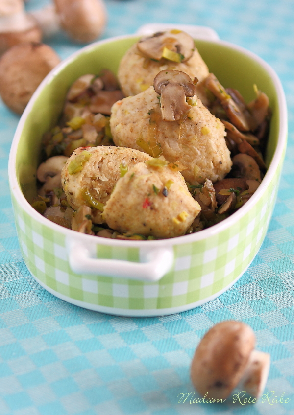 Couscous-Quark-Lauch-Klöße auf braunen Champignons