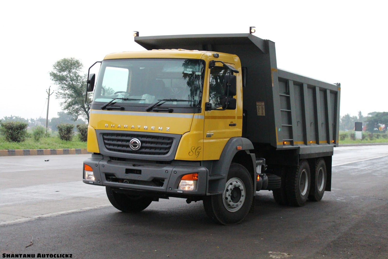 A freshly delivered Bharat-Benz 2523 (6x4) Heavy duty Tipper posing on NH-4 near Kini Toll Plaza, Kolhapur, Maharashtra.