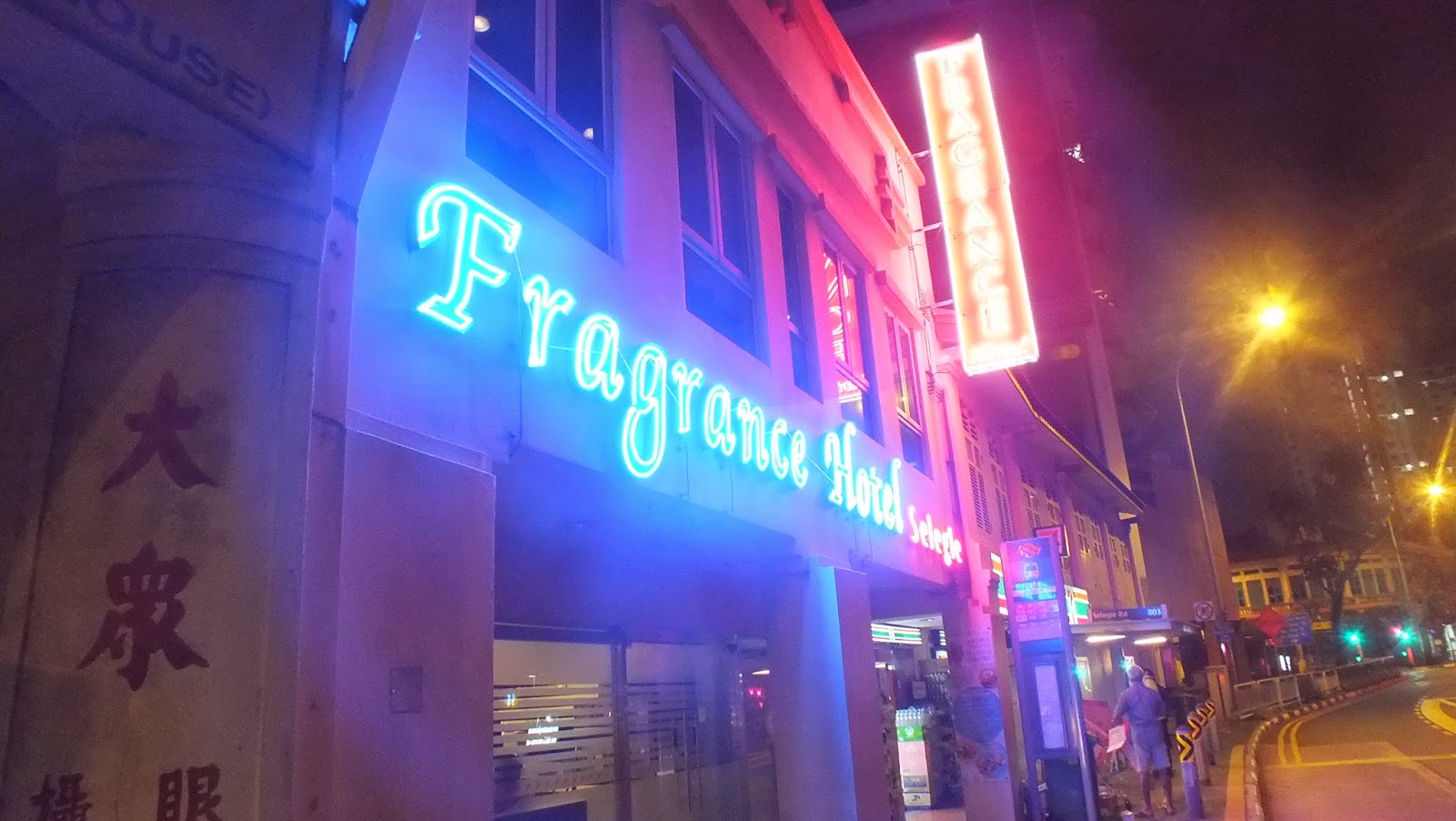 Young and Restless Obrolan Singkat di Lobby Fragrance Hotel, SG