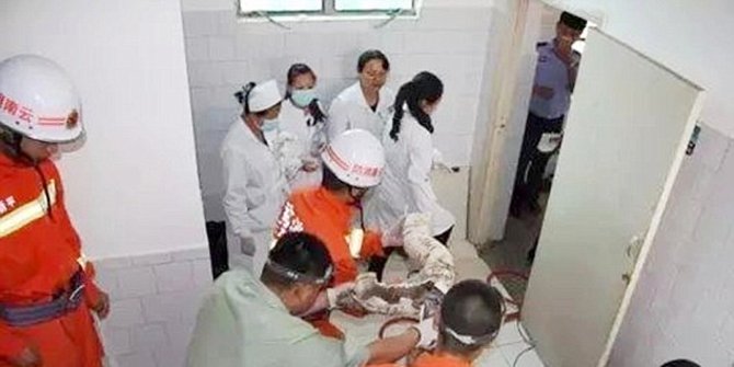Lima Cerita Mengerikan Manusia dan Lubang Toilet di Dunia, Menjijikan Sekali! Lima Cerita Mengerikan Manusia dan Lubang Toilet di Dunia, Menjijikan Sekali!