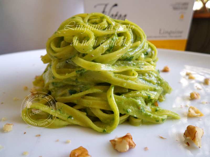 I sognatori di Cucina e nuvole LINGUINE AL PESTO DI RUCOLA CON LE NOCI