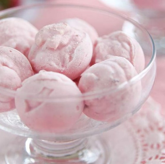 Strawberry Cheesecake Fat Bombs #FatBombs #Strawberry Strawberry Cheesecake Fat Bombs #FatBombs #Strawberry