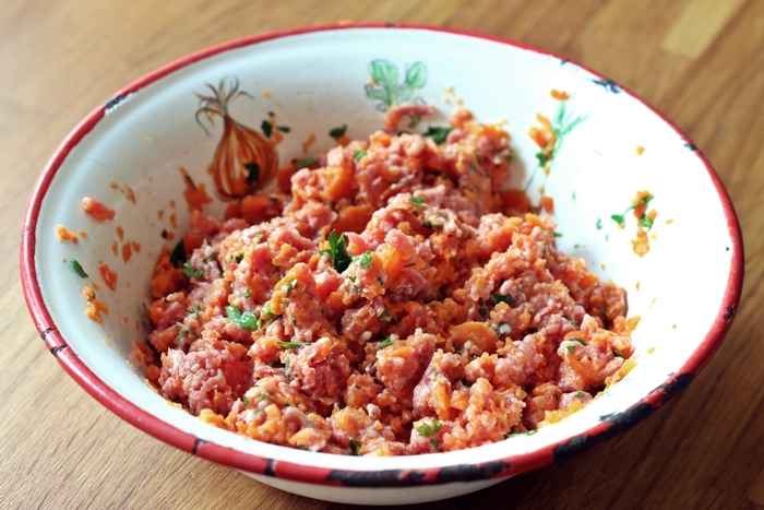 HackfleischWürstchenTorte für den HundeGeburtstag Fashion Kitchen