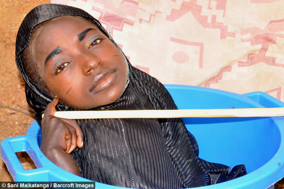 Shocking and Bizarre Bodies Body Bizarre The Girl Who Lives In A Bowl