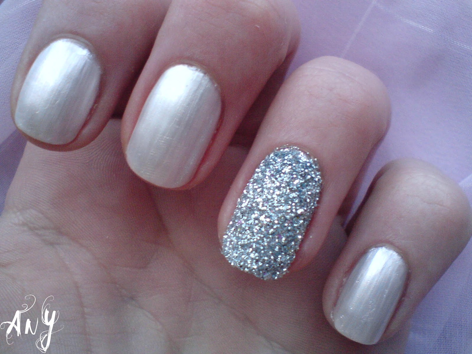 2 color glitter nail design