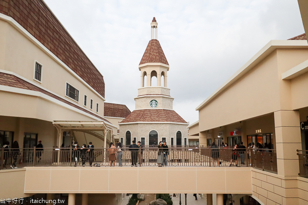 麗寶Outlet Mall二期像北義科莫湖街道,星巴克麗寶鐘樓門市好亮眼 麗寶Outlet Mall二期像北義科莫湖街道,星巴克麗寶鐘樓門市好亮眼