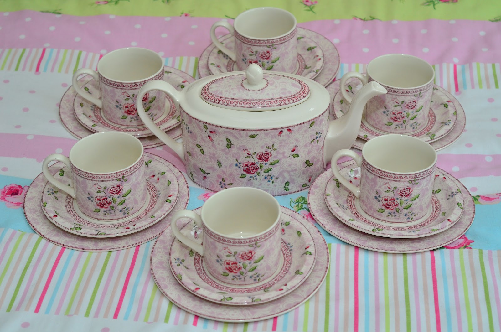 Kitch 'n' Chic Johnson Brothers Rose Damask Tea Set