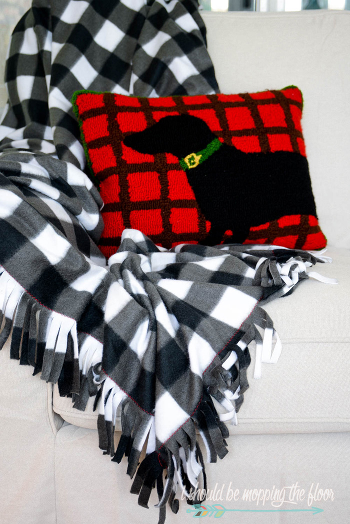 Easy Sew Blanket and Coordinating Tags | Make this simple buffalo check blanket and download the coordinating "warm and cozy" gift tags for the perfect present!