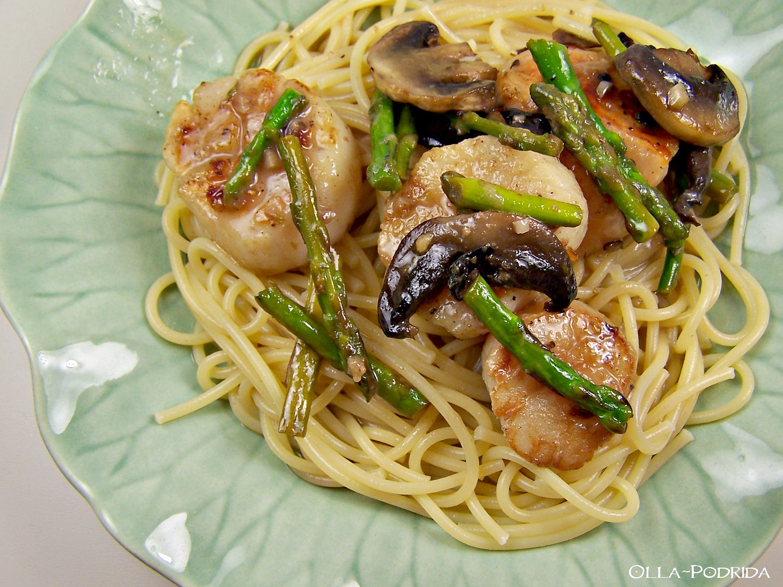 OllaPodrida Scallops with Mushrooms and Asparagus