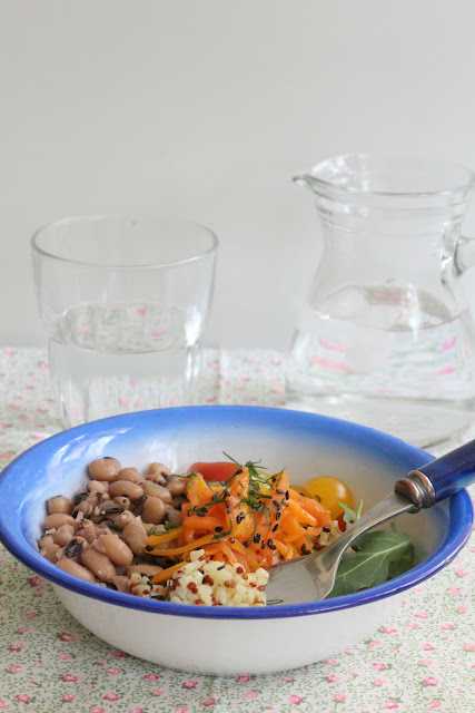 insalata di bulgur, quinoa e legumi