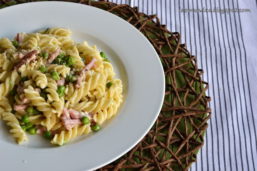 Pasta con guisantes y jamón