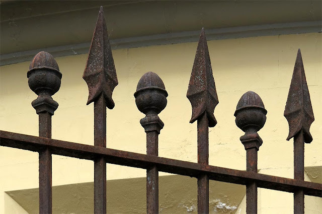 Cast iron spearhead fence, via Gramsci, Livorno