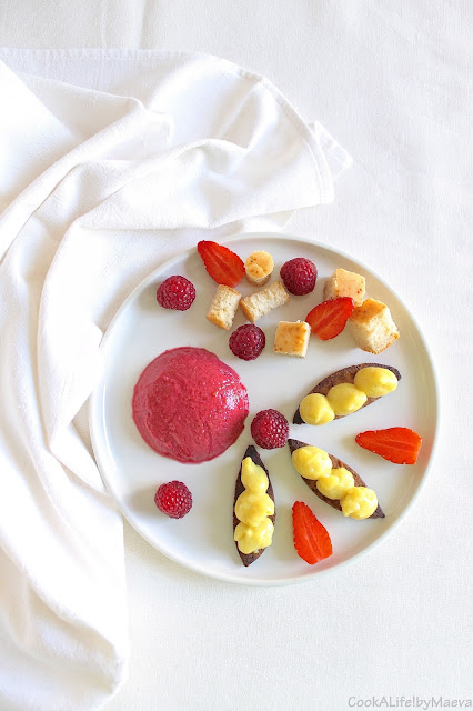 Cook A Life! by Maeva • Dessert "géométrique", variations de textures : mousse, crème pâtissière, génoise, fraises et framboises - Bataille Food #36 (vegan, sans lactose)