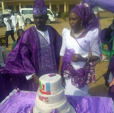 2 Check out this couple's traditional wedding cake
