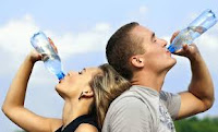 To be healthy, everyone should drink at least 1.8 to 2.0 liters of water per day. However, nicotine can be cleansed from the body faster if you drink at least 2.3 liters of water in a variety of days. It also needs to change attention, be careful when consuming excessive amounts of water can make a disturbance of mineral balance in the body that actually raises other diseases.