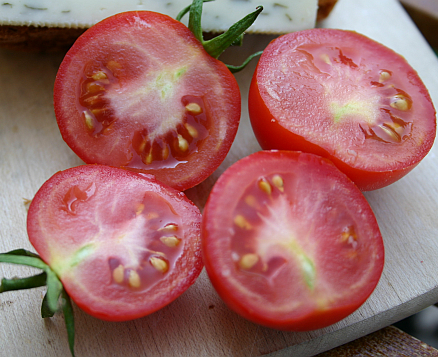 Grüne Stellen in der Tomate sollten ausgeschnitten werden.