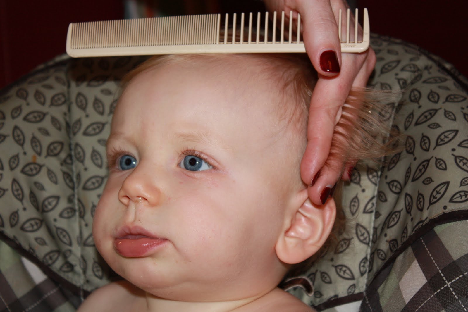 Первая стрижка малыша. Ребенок подстриг волосы. Срезание волос у детей. Первая стрижка ребенка в годик.