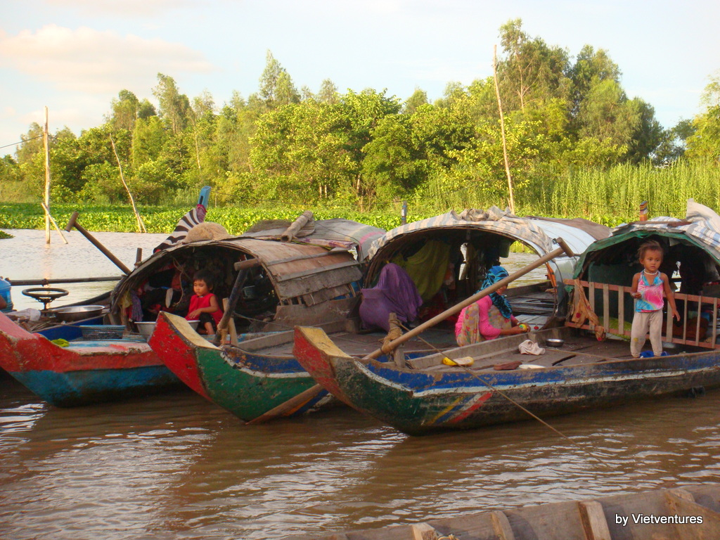 Đi thuyền khám phá làng Chăm ở Châu Đốc