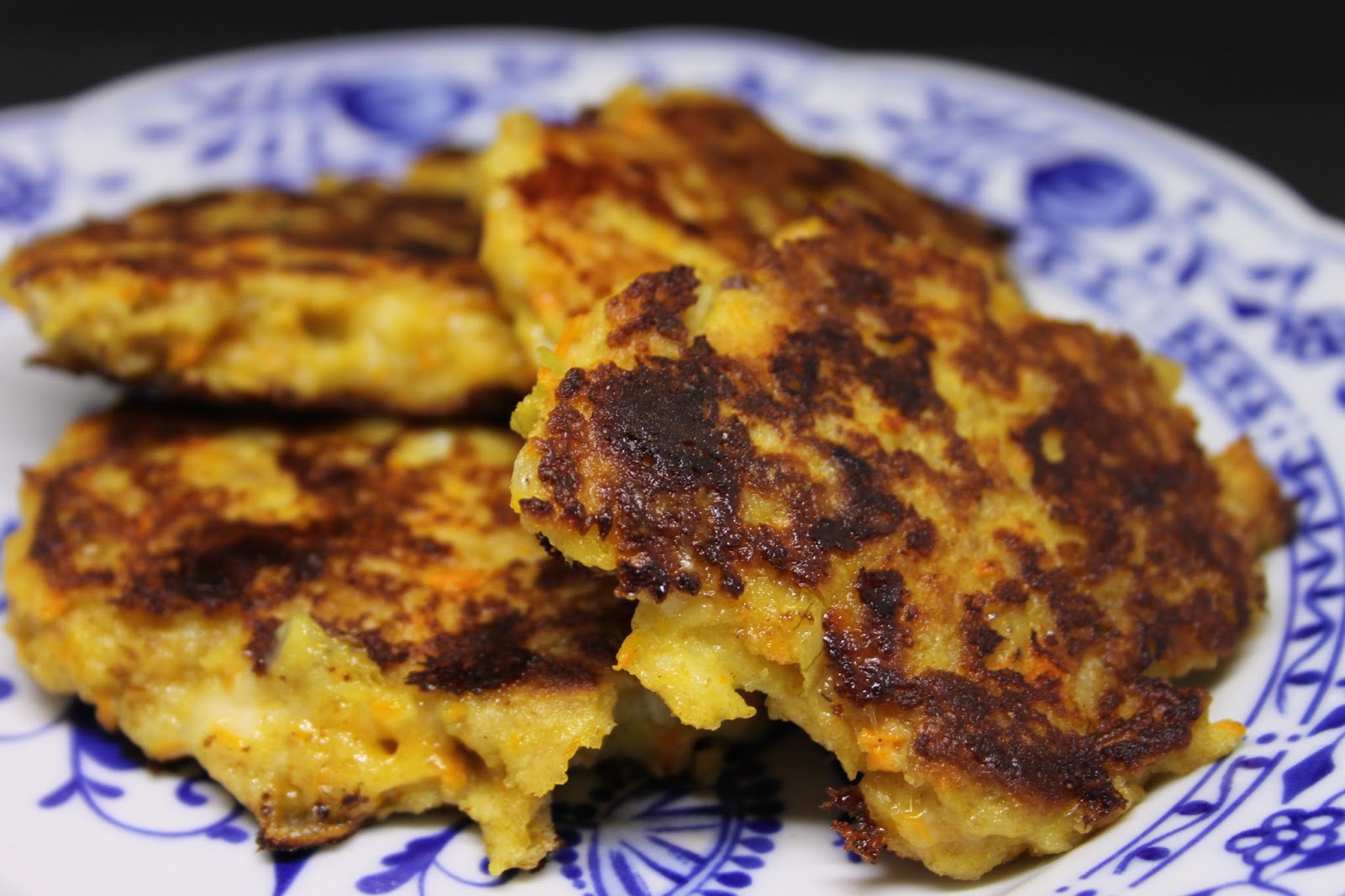 Gebratene Wirsing-Röllchen mit Paprika und Käse